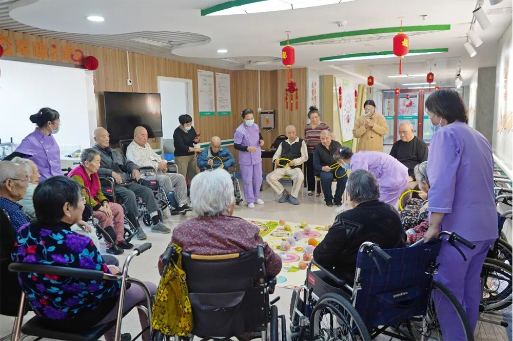 欢乐套圈，圈住幸福！凤凰怡康老年九科趣味活动温情上演